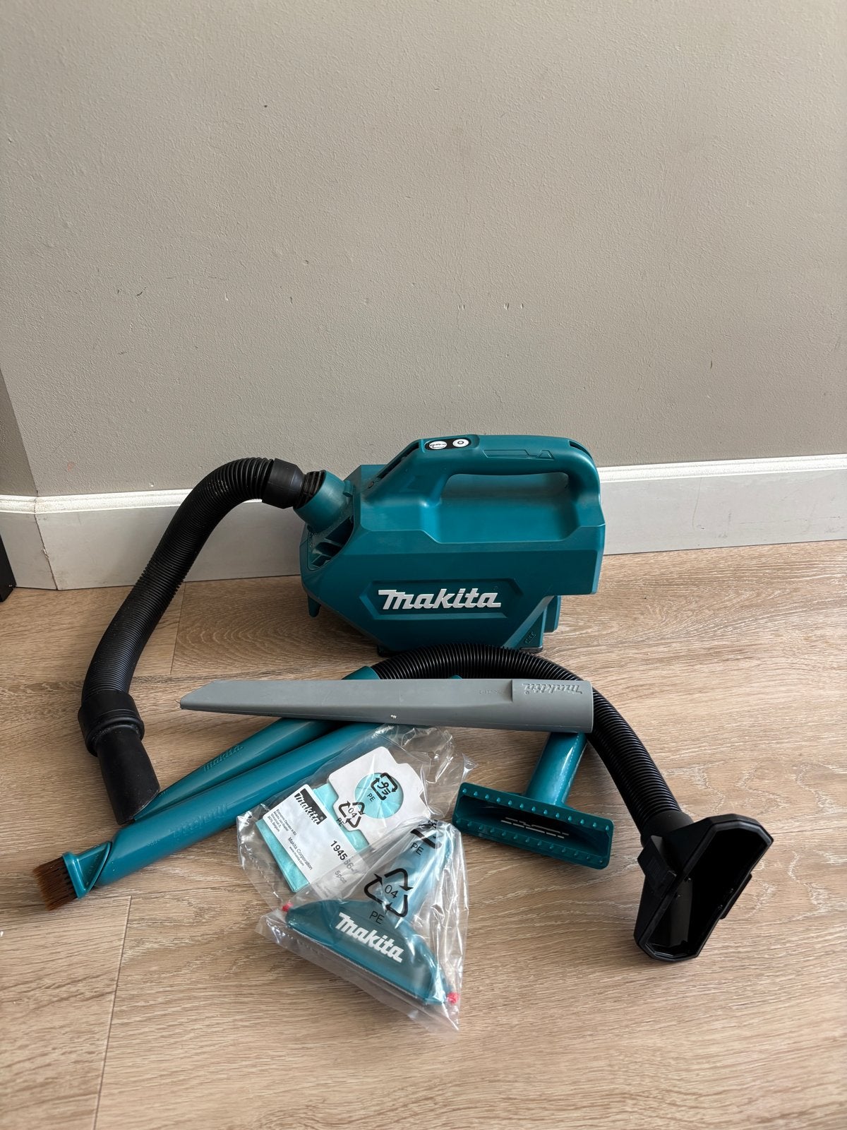Makita 12V Stofzuiger met Accessoires (excl. accu/lader), Stofzak, Inclusief accessoires, Overige typen, Ophalen of Verzenden