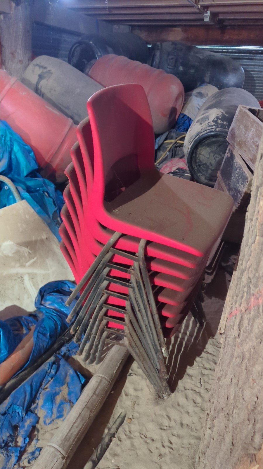 Partij rode stapelbare stoelen, ongeveer 20 stuks, Ophalen, Gebruikt, Stapelbaar, Praktisch, Rood