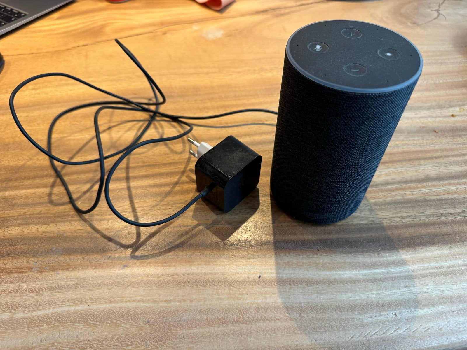 Amazon Echo (2e generatie), Slimme speaker, Inclusief oplader, Zo goed als nieuw, Minder dan 60 watt