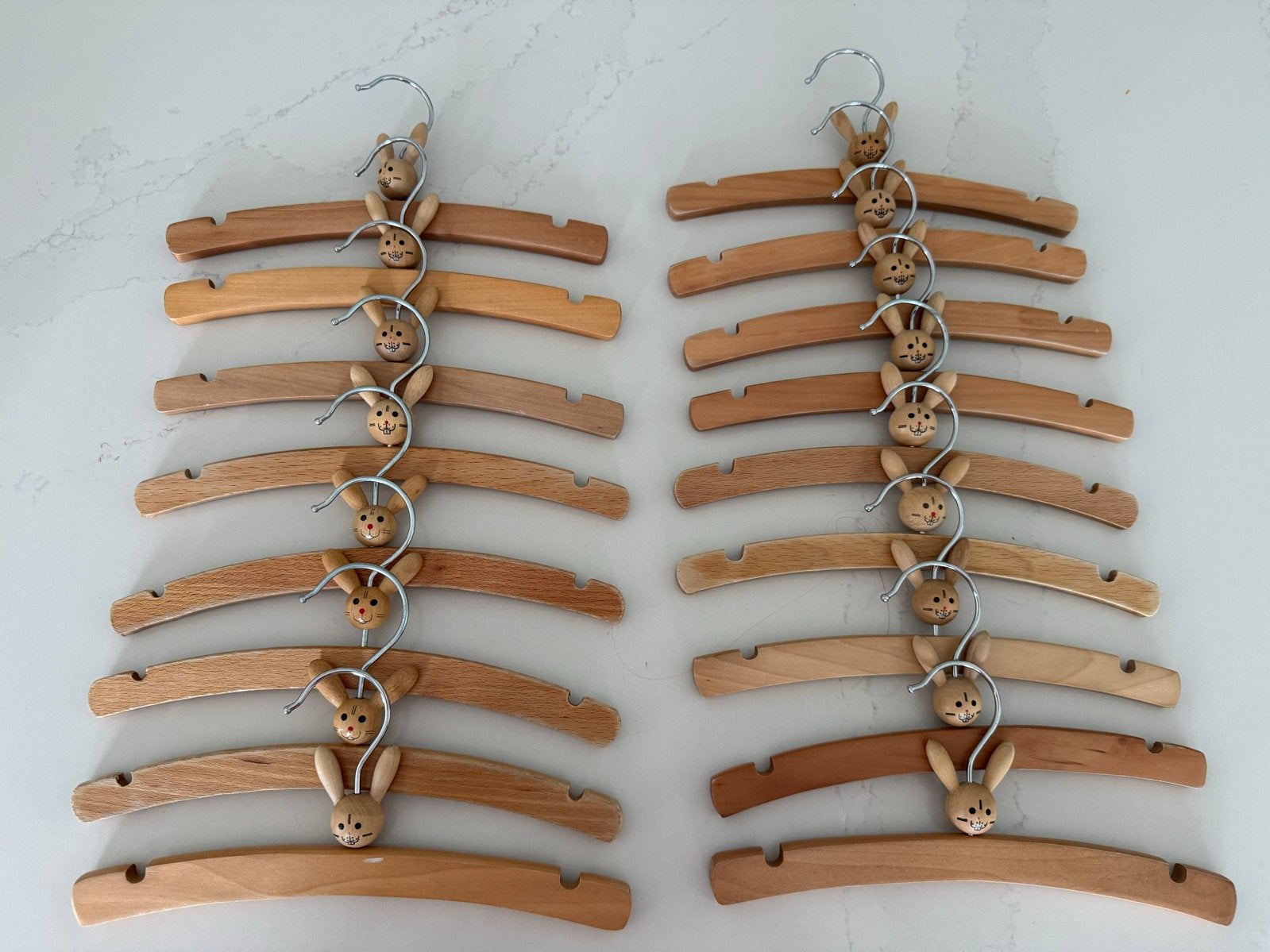20 Houten babykleding hangers met schattige haasjes, Ophalen of Verzenden, Nieuw, Hout, Kinderen