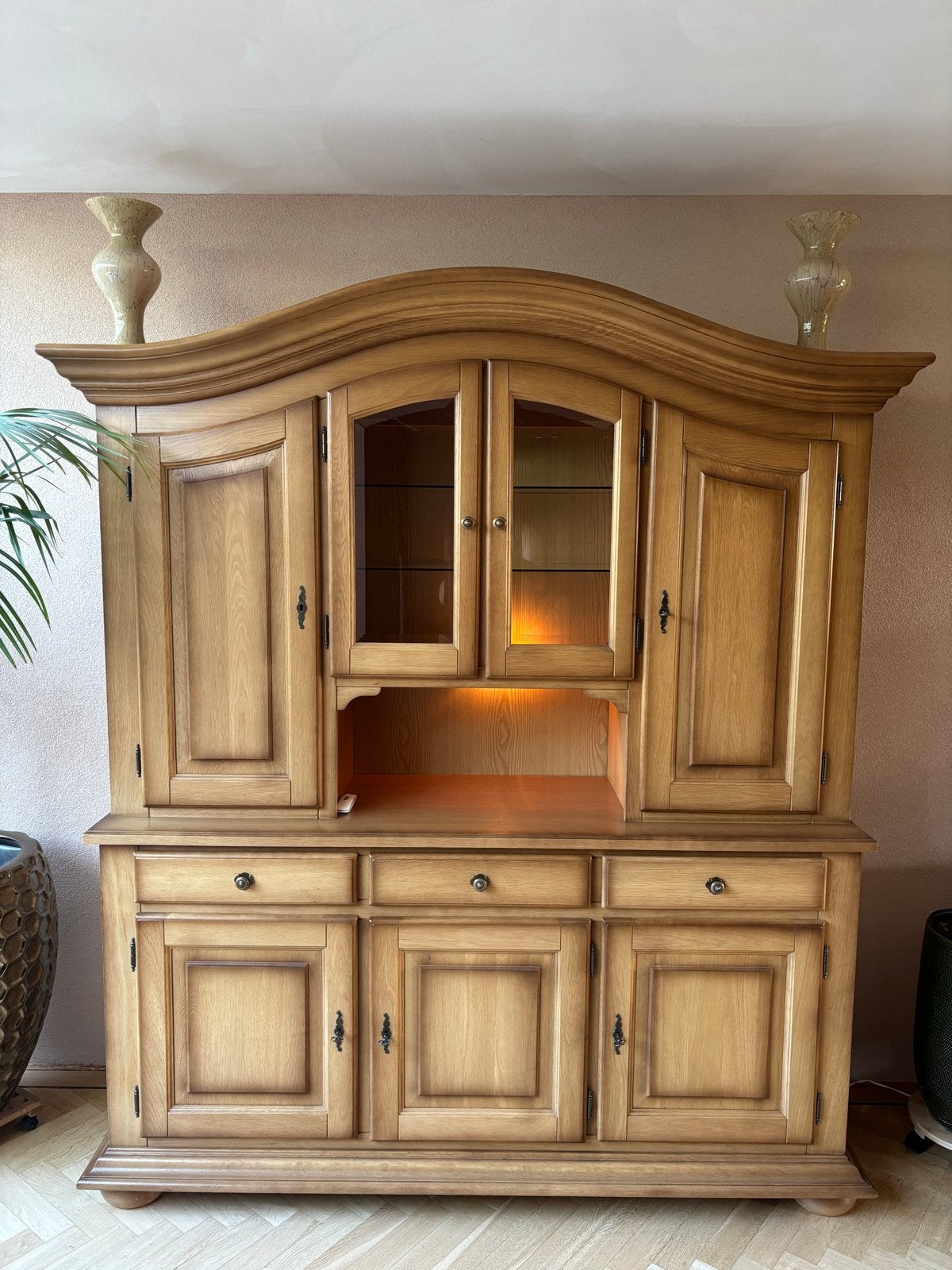 Elegante eiken vitrinekast met verlichting - 212cm hoog, Ophalen, Gebruikt, Met deur(en), 150 tot 200 cm