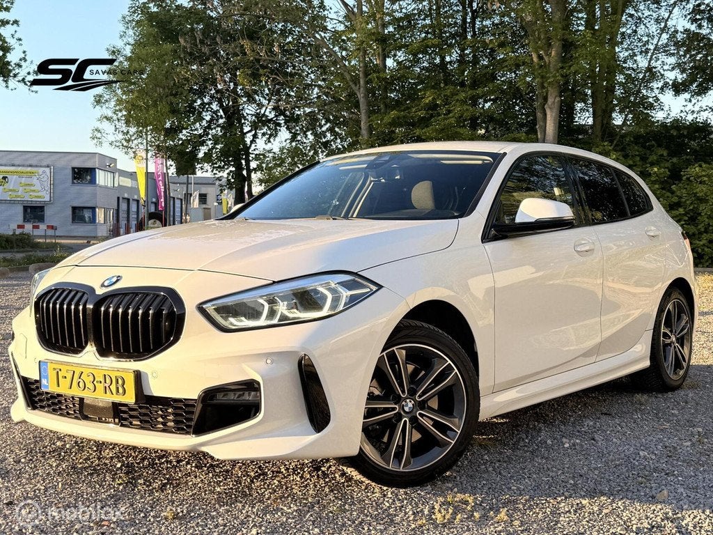 BMW 1-serie 118i M Sport|2021|Led|Carplay|Sfeerverl|Dealeron, Gebruikt, 4 cilinders, Leder en Stof, Wit
