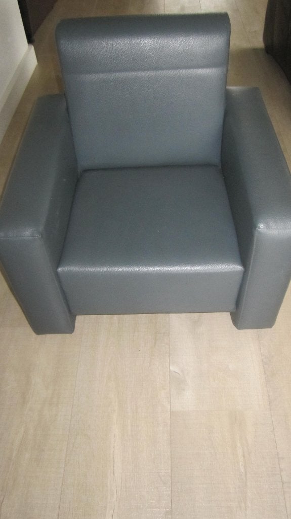 Grijze peuter/kleuter fauteuil genaamd "Effe titte "., Kinderen en Baby's, Kinderstoelen, Ophalen, Gebruikt, Meegroeistoel