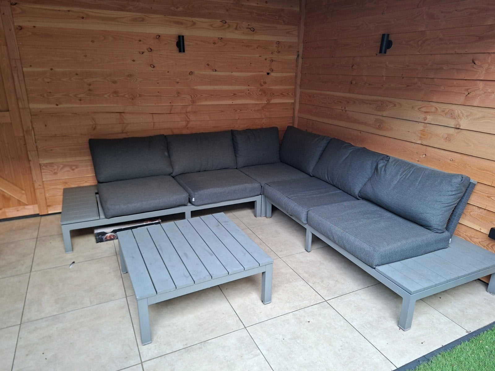Grijze loungeset met kussens en salontafel, Ophalen, 5 zitplaatsen, Gebruikt, Bank