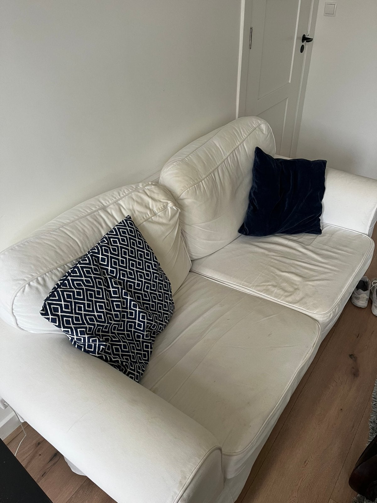 Bank Ektorp Ikea 2-zits wit, Huis en Inrichting, Banken | Bankstellen, Ophalen, Gebruikt, Tweepersoons, 75 tot 100 cm