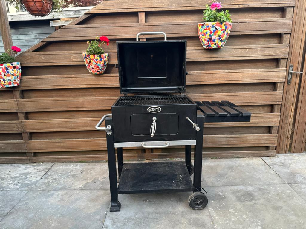 Boretti houtskool BBQ met zijtafel en wielen, Ophalen of Verzenden, Gebruikt