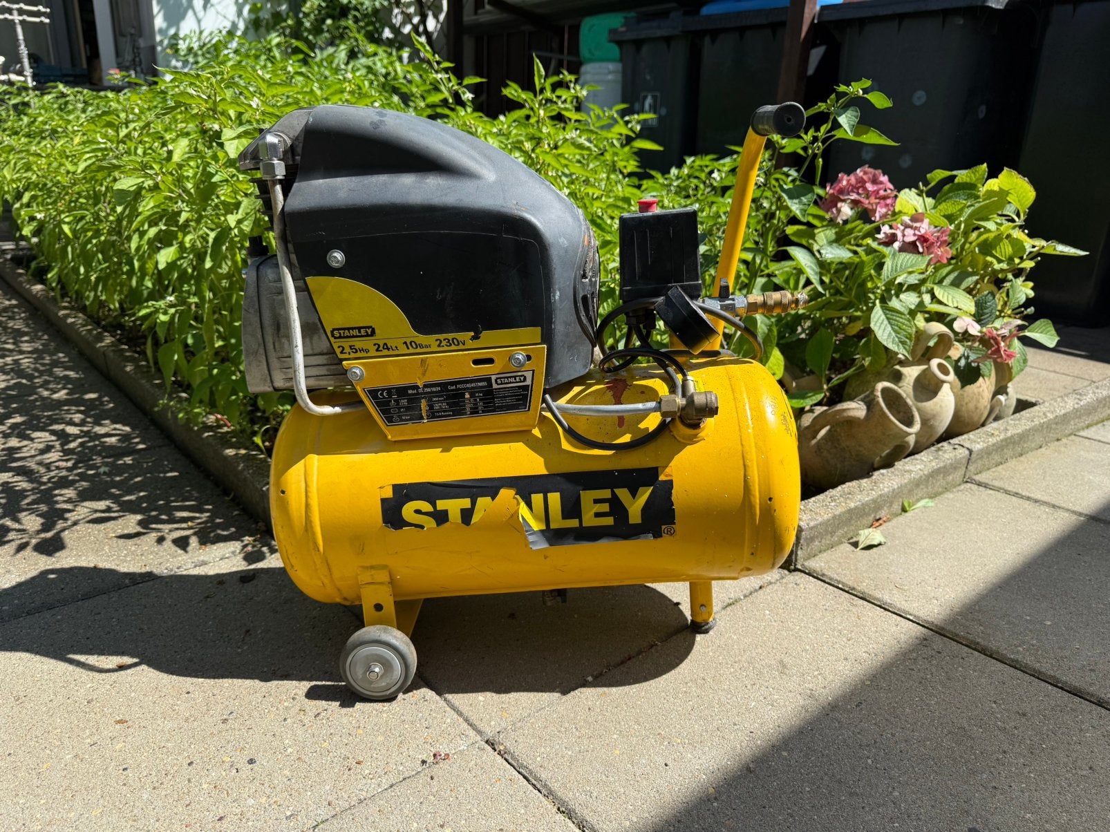 Goedwerkende stanley compressor 24L 2.5HP 10 Bar – 230V, Ophalen, 10 bar of meer, Zo goed als nieuw, Minder dan 200 liter/min