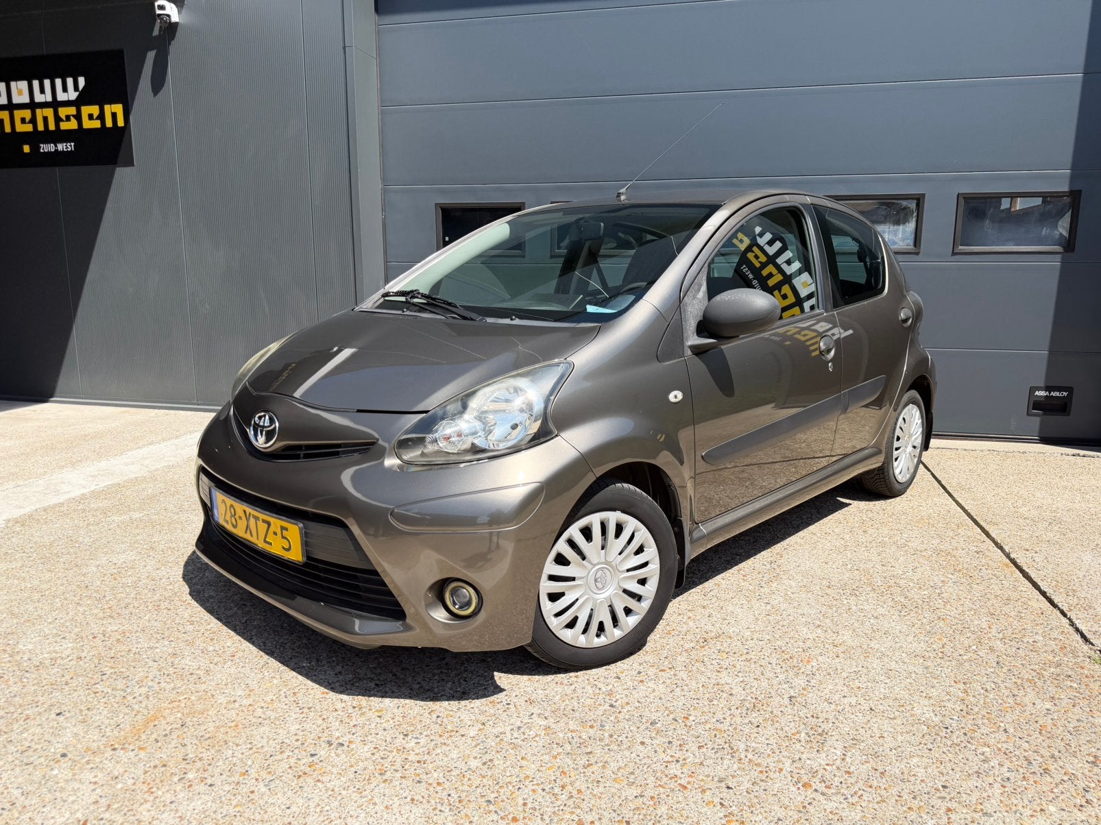 Toyota Aygo 1.0 12V Vvt-i 5DRS 2012 Bruin Airco Apk Nap Navi, Voorwielaandrijving, Stof, Zwart, Bruin