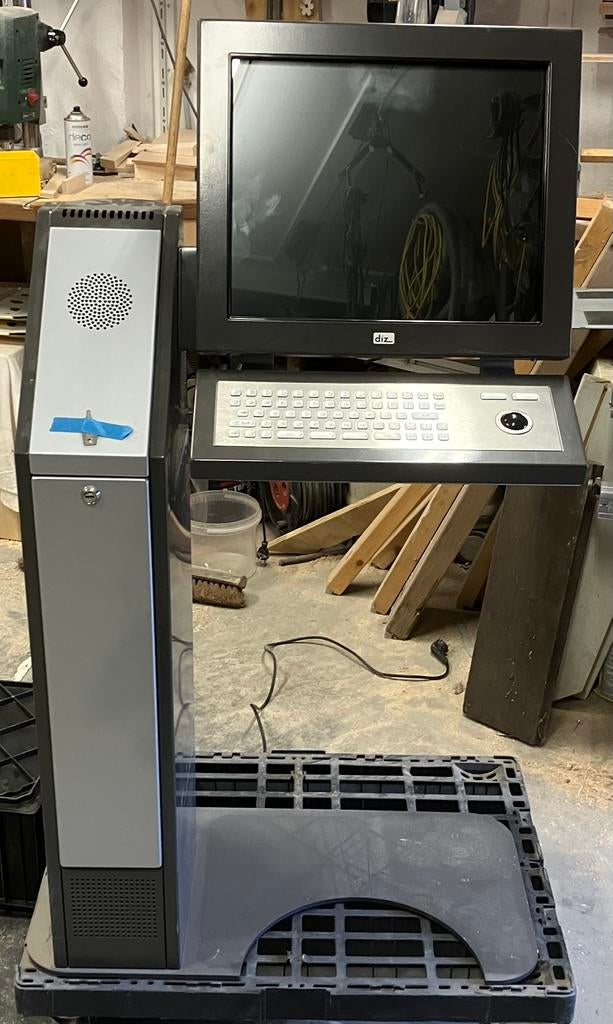 Computer/Media zuil met touchscreen, Ophalen, Gebruikt