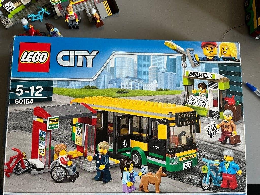 LEGO City 60154 Busstation, Kinderen en Baby's, Speelgoed | Duplo en Lego, Lego, Ophalen of Verzenden, Compleet, Complete set
