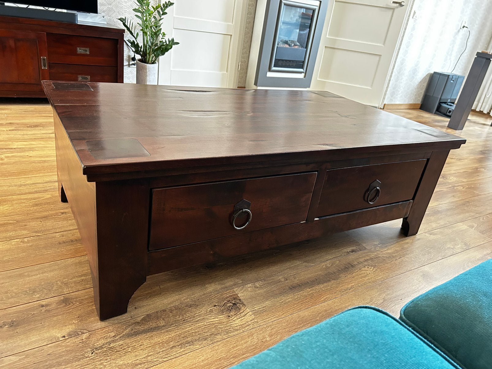 Stevige houten salontafel met 2 lades – koloniale stijl, Ophalen, 100 tot 150 cm, 50 tot 100 cm, Zo goed als nieuw