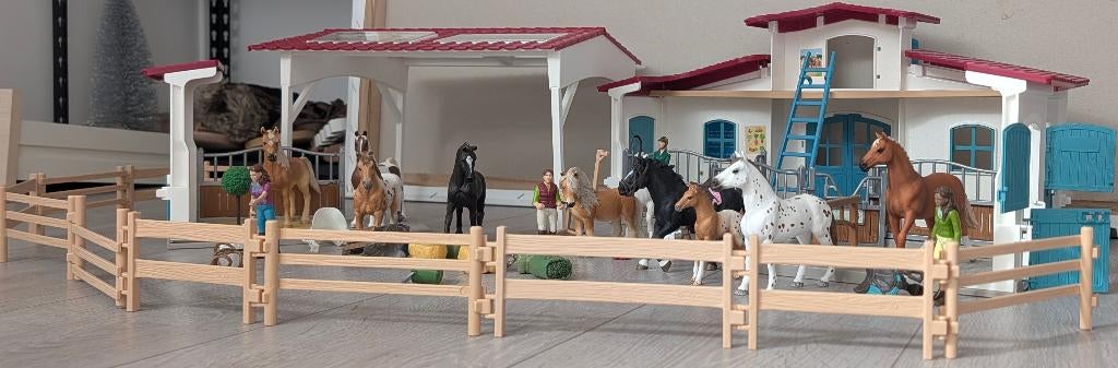 Grote Schleich paardenstal + veel accessoires, Ophalen, Zo goed als nieuw