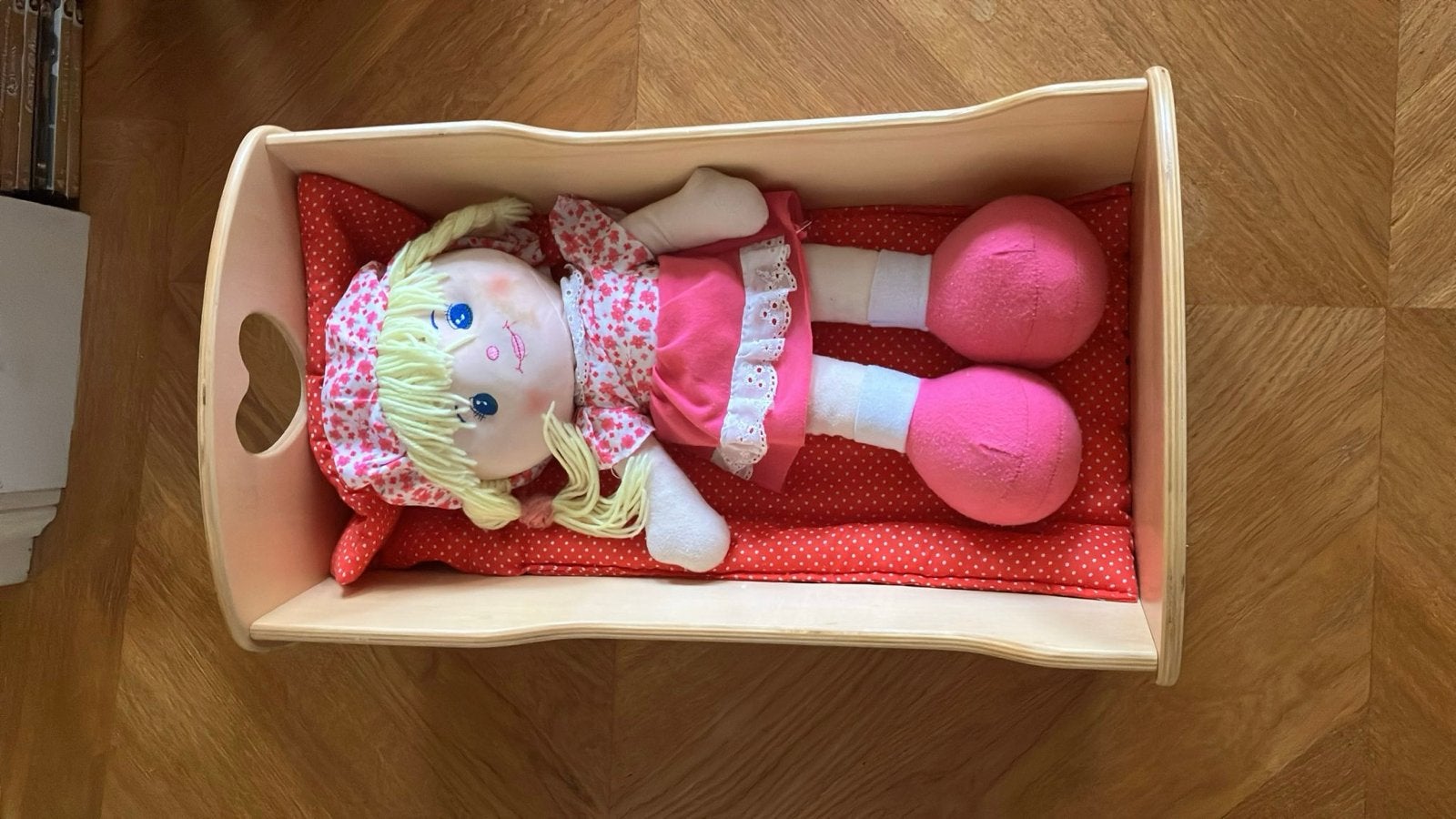 Houten poppenbedje / -wiegje met beddengoed en pop, Ophalen, Zo goed als nieuw, Overige typen