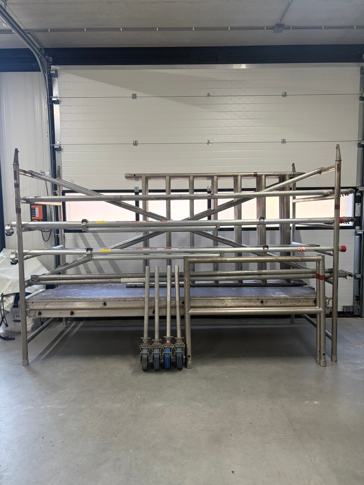 Aluminium rolsteiger werkhoogte 10.2 meter, Ophalen of Verzenden, Gebruikt, Rolsteiger of Kamersteiger, 5 meter of hoger