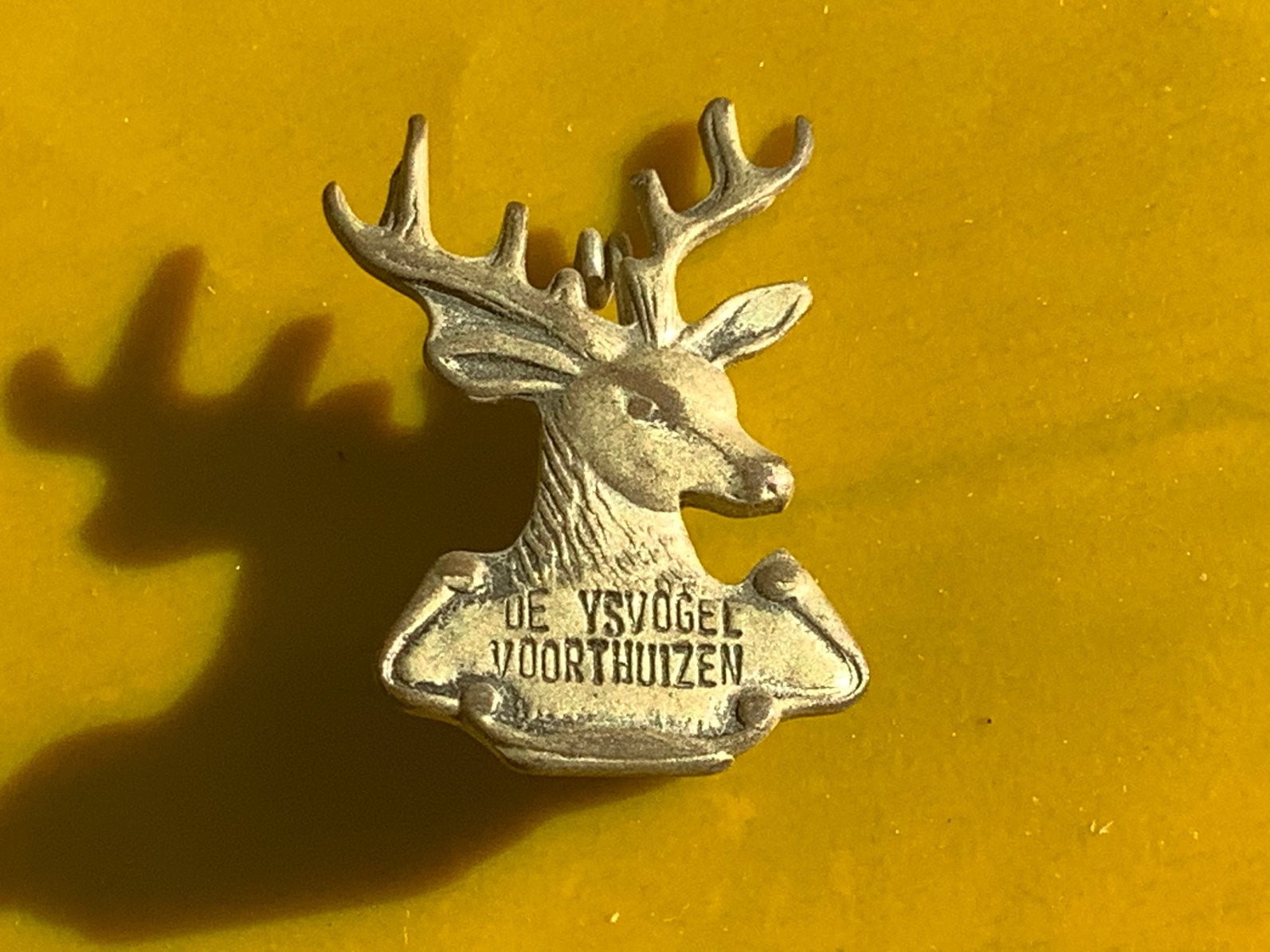 Oud speldje broche De IJsvogel Voorthuizen vakantiepark, Verzamelen, Ophalen of Verzenden, Gebruikt, Dier of Natuur, Speldje of Pin