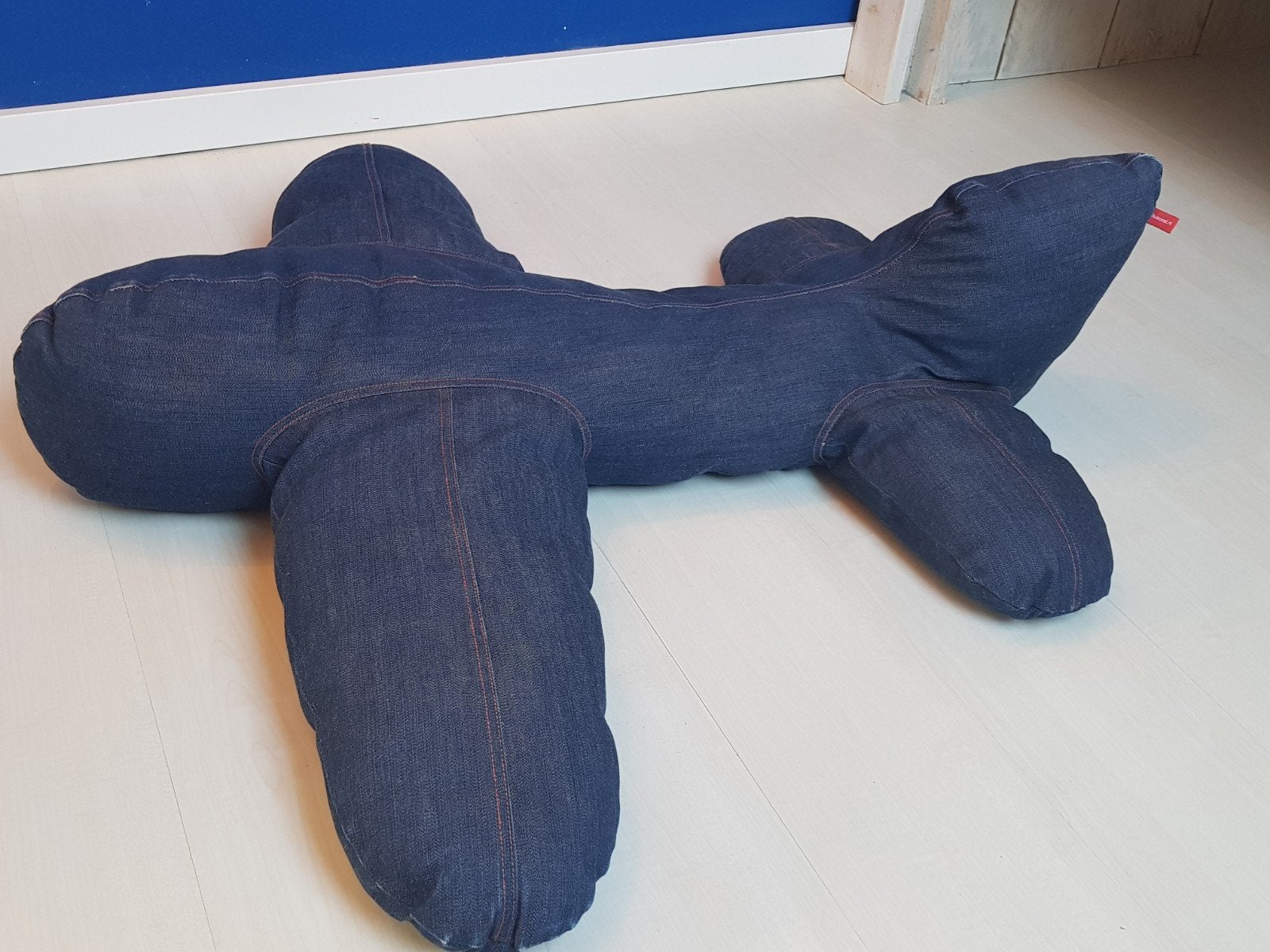Zeer grote vliegtuig zitzak / kussen in denim pakhuis oost, Ophalen, Zo goed als nieuw