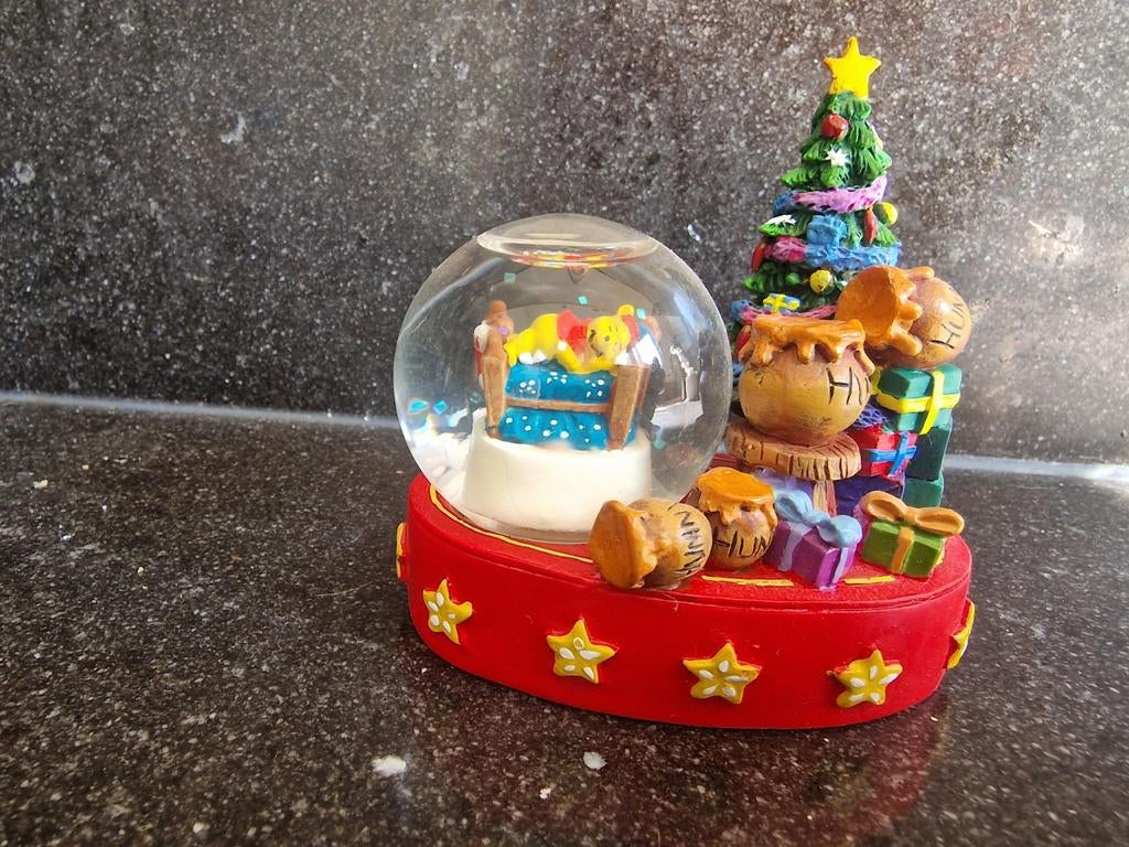 Sneeuwbol ornament Winnie de pooh, Ophalen of Verzenden, Winnie de Poeh of vrienden, Zo goed als nieuw, Beeldje of Figuurtje