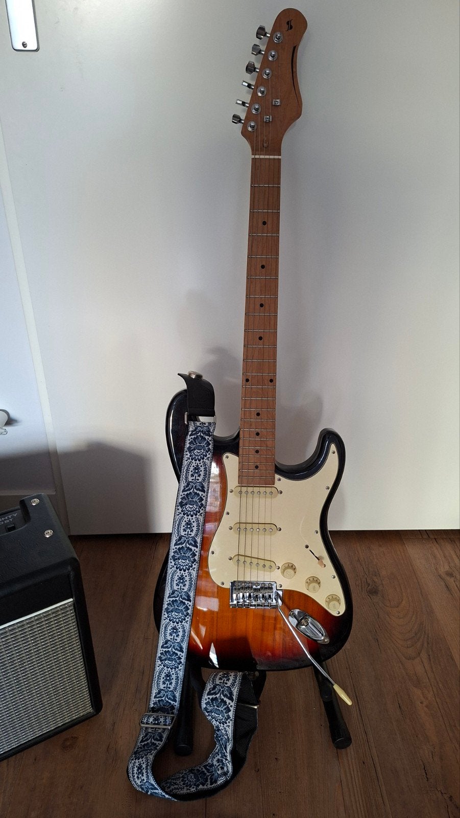 Foto 3 van Elektrische gitaar set: gitaar, versterker en accessoires