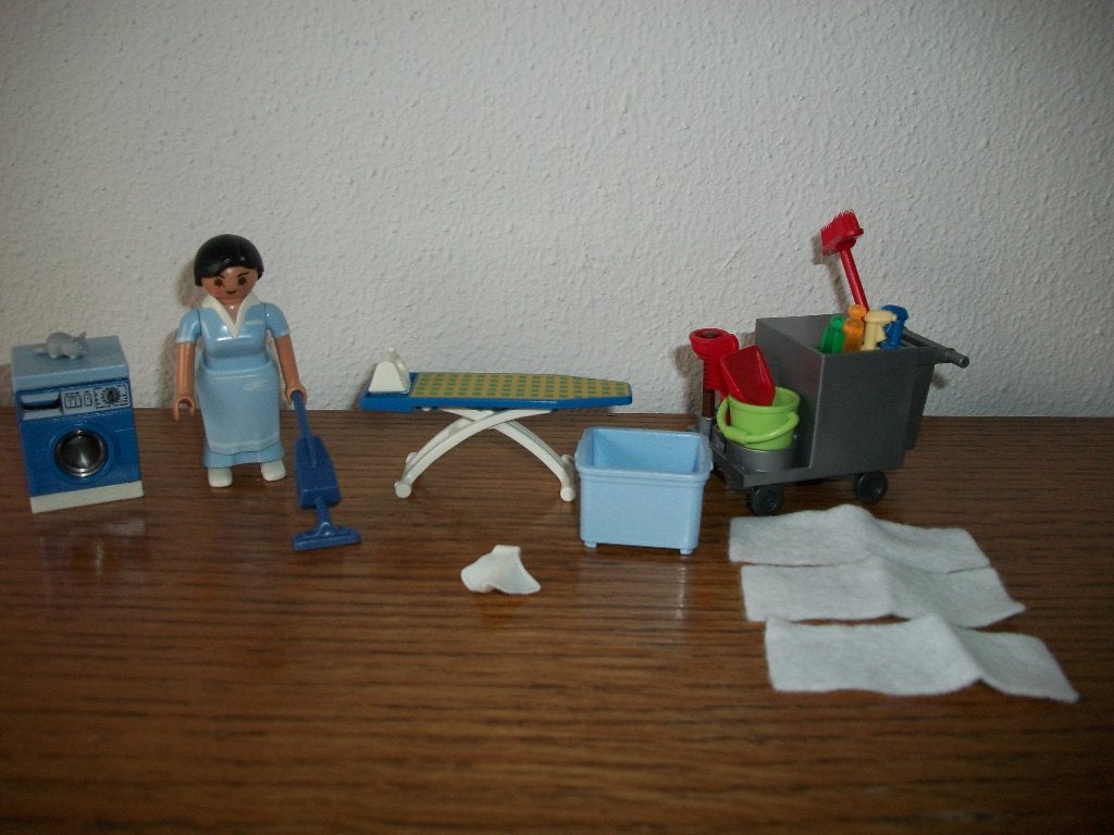 5271 kamermeisje met schoonmaakspullen, Ophalen of Verzenden, Zo goed als nieuw, City life, Complete set