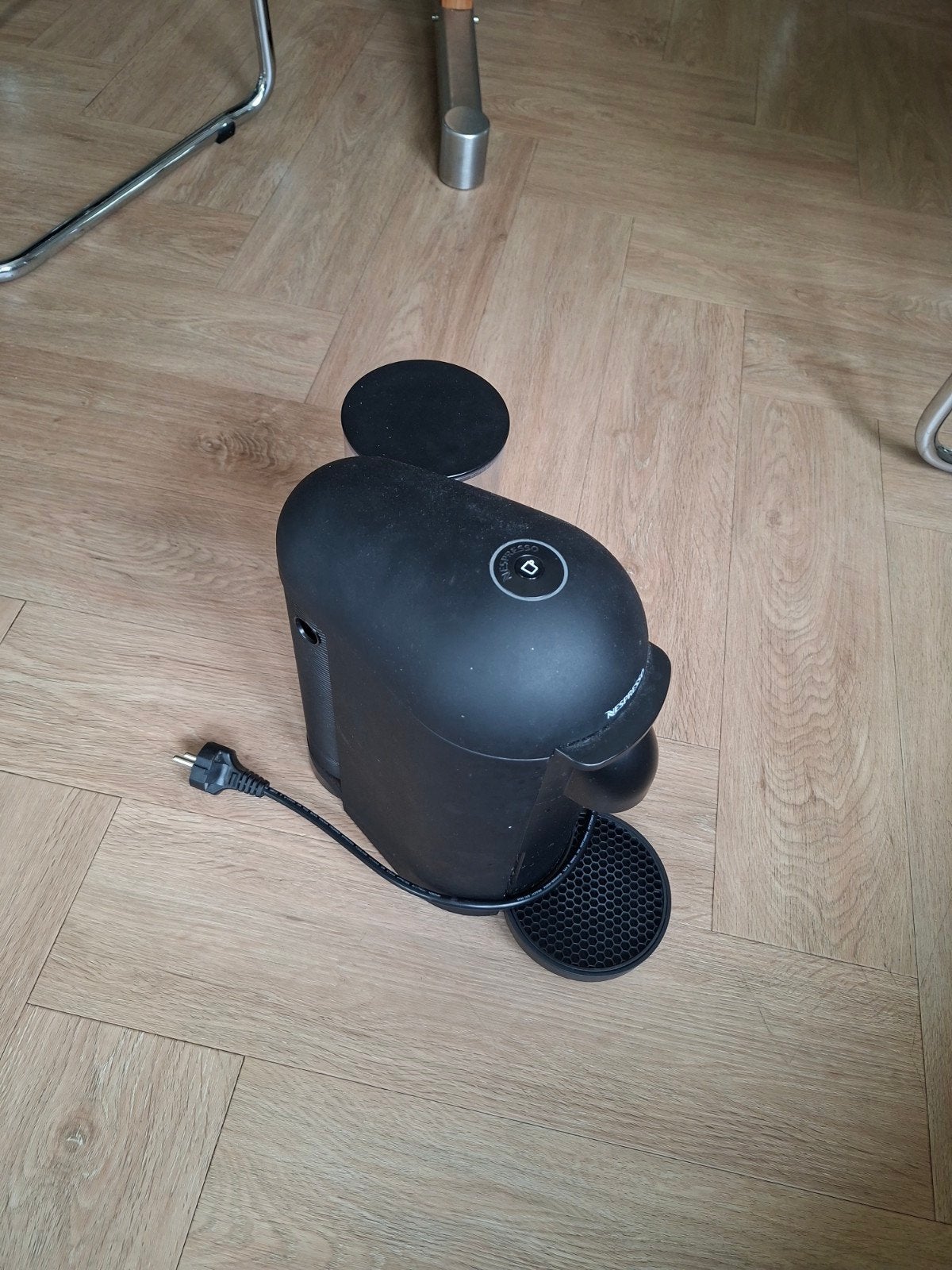 Nespresso Vertuo koffiezetapparaat - ontkalken nodig, Witgoed en Apparatuur, Ophalen, Gebruikt, Koffiemachine, Koffiepads en cups