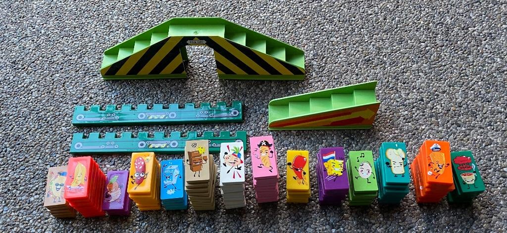 Veel vrolijke dominostenen met afbeelding en 2 trappen., Een of twee spelers, Ophalen of Verzenden, Zo goed als nieuw