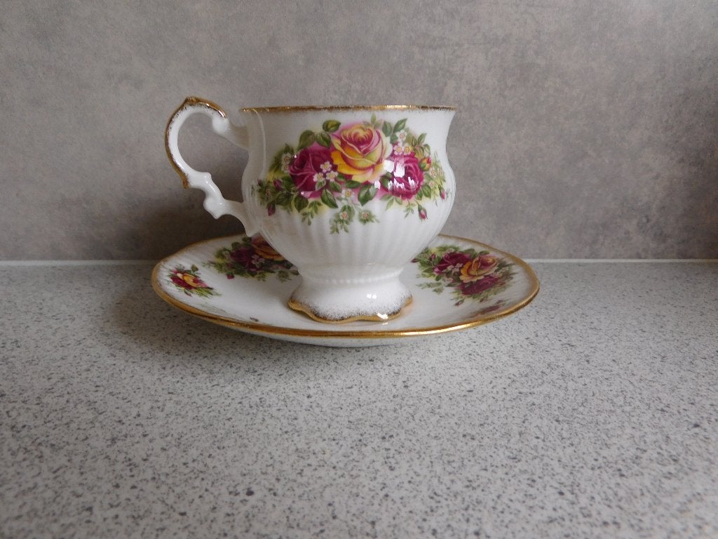 Kop en schotel Fine Bone China Dame English Rose Elizabethan, Ophalen of Verzenden, Zo goed als nieuw, Porselein, Kop en/of schotel