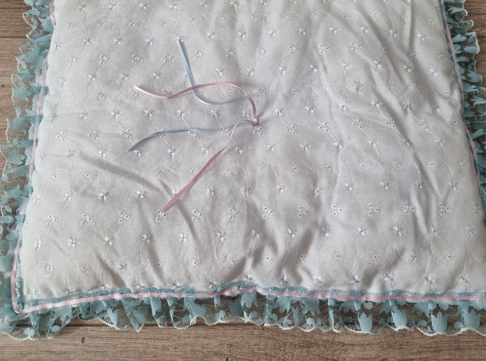 Vintage baby kussen broderie met blauw kant, Ophalen of Verzenden