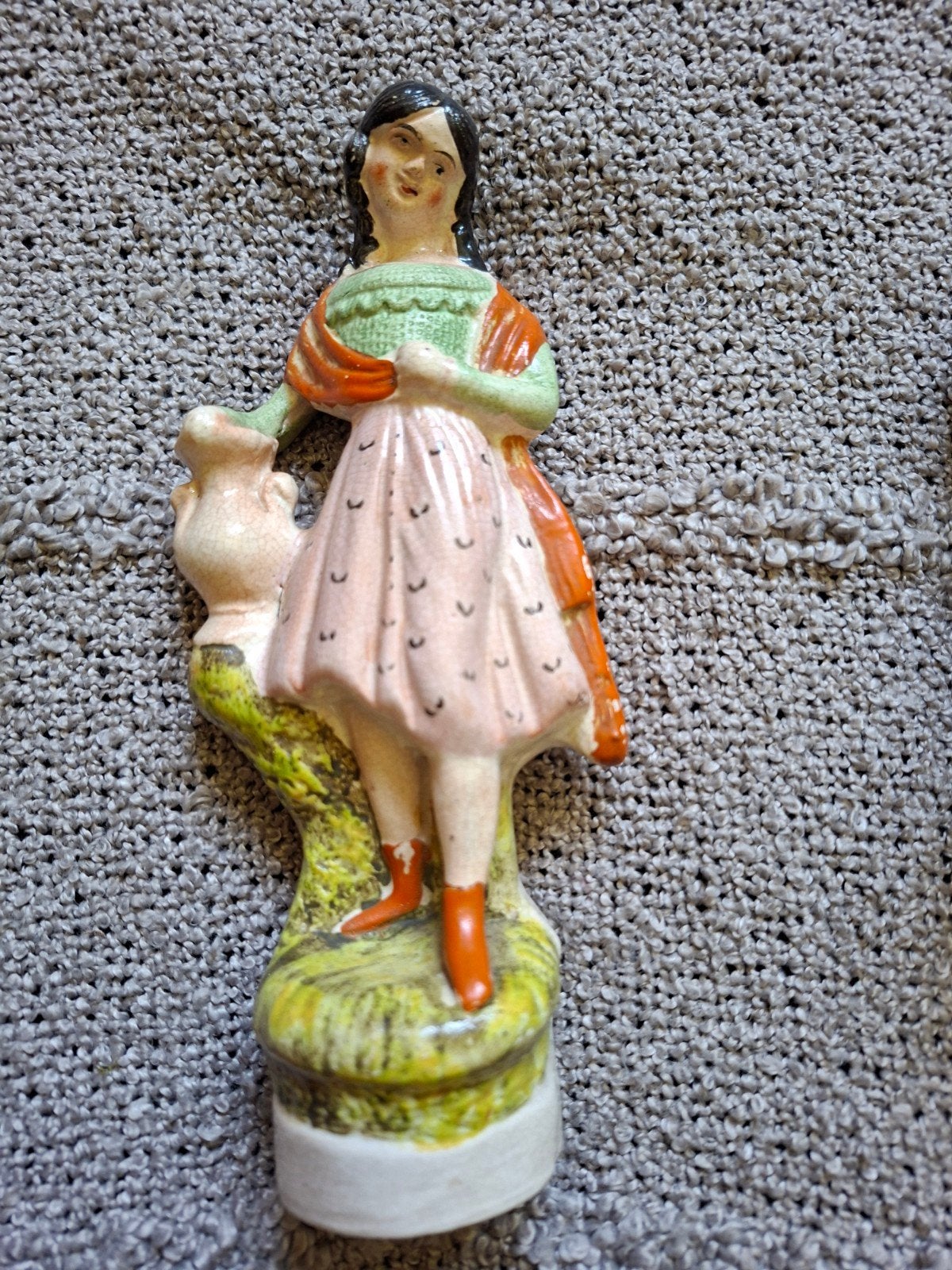 Engels staffordshire beeldje vrouw met kruik 19 cm, Antiek en Kunst, Ophalen of Verzenden