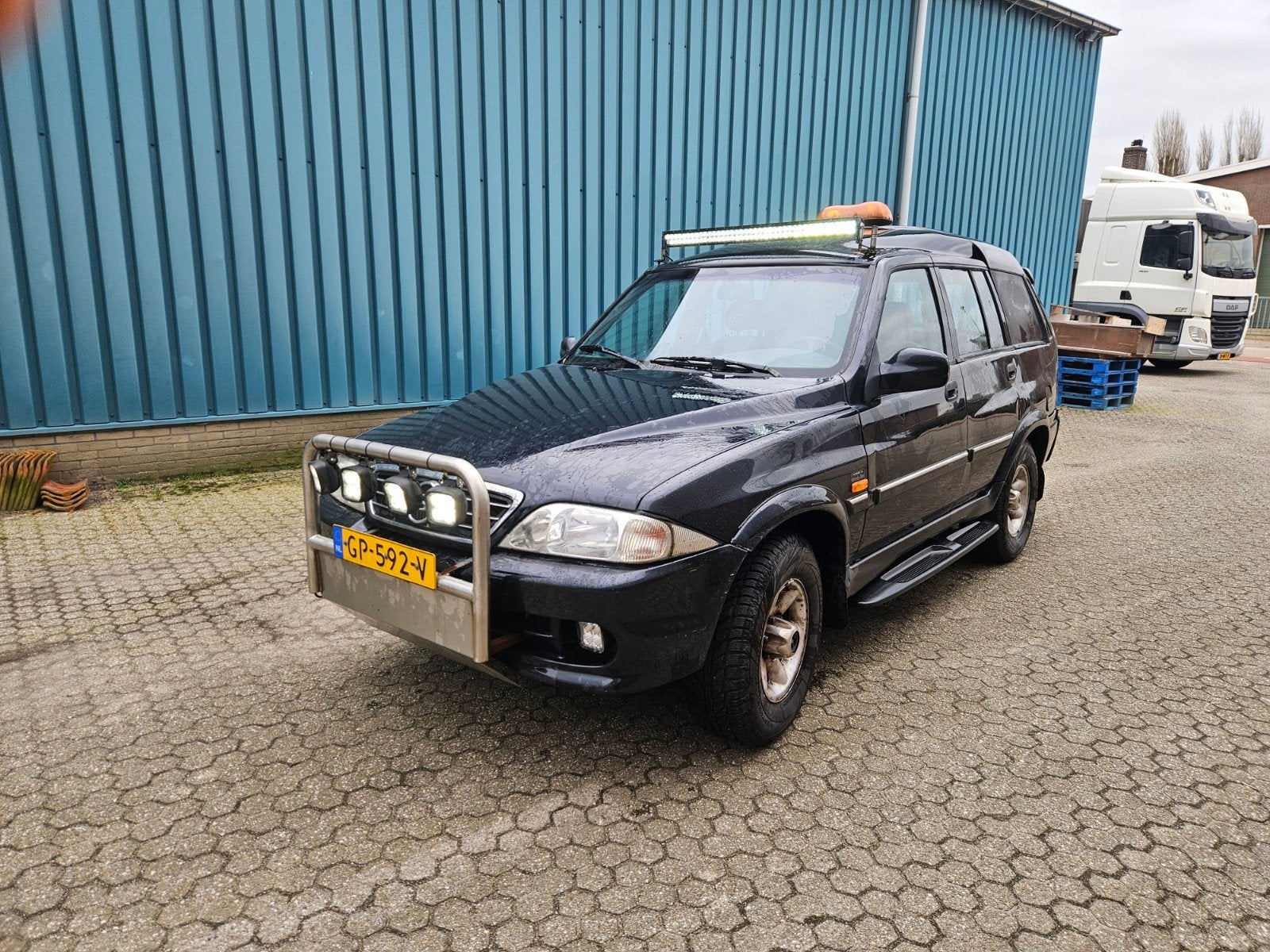 SsangYong musso 2000 Zwart, Auto's, Stof, 750 kg, 4 cilinders, Musso