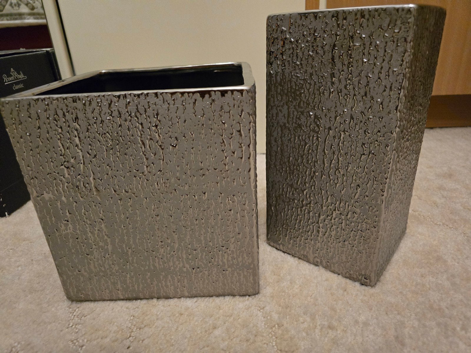 2 prachtige Intratuin vazen/potten- gehamerd reliëf, Ophalen, Steen, Minder dan 30 cm, Rond