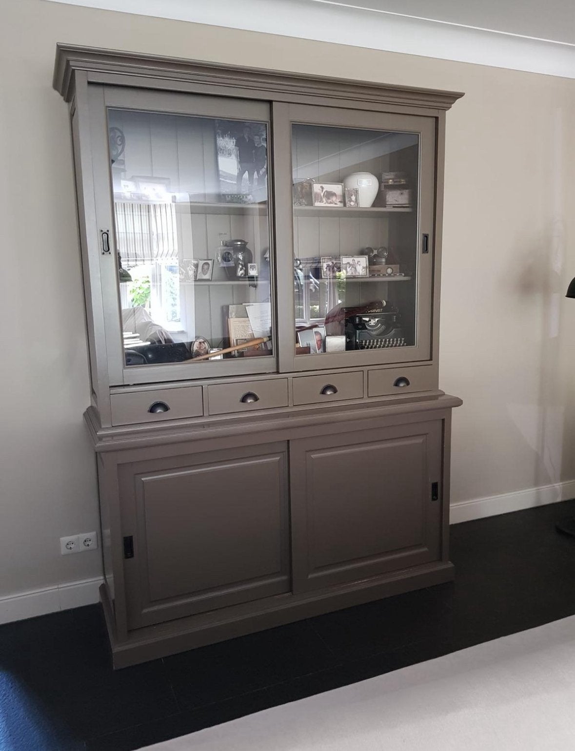 Prachtige grote buffetkast! Klaar voor een tweede leven, Huis en Inrichting, Kasten | Buffetkasten, Ophalen, Met deur(en), 200 cm of meer