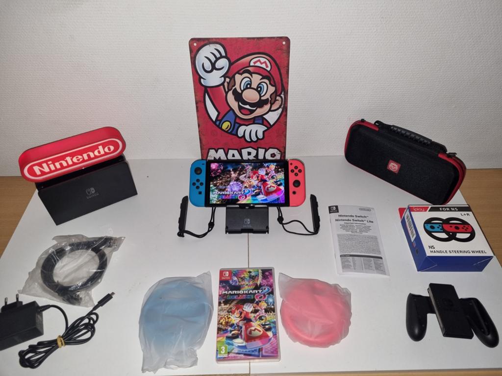NINTENDO SWITCH OLED (2024) MARIO KART BUNDEL, Switch OLED, Met 2 controllers, Ophalen of Verzenden, Zo goed als nieuw