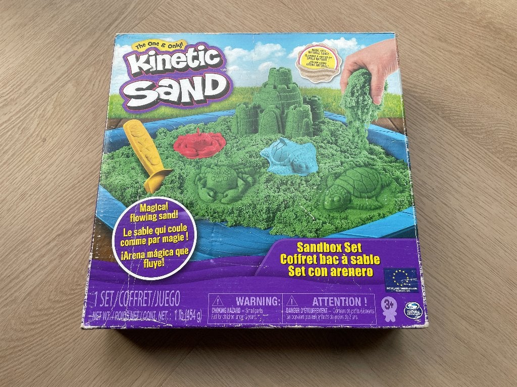 kinetic sand kleizand met bak, vormpjes en bijna 500 gr zand, Ophalen of Verzenden, Zo goed als nieuw, Bouwen