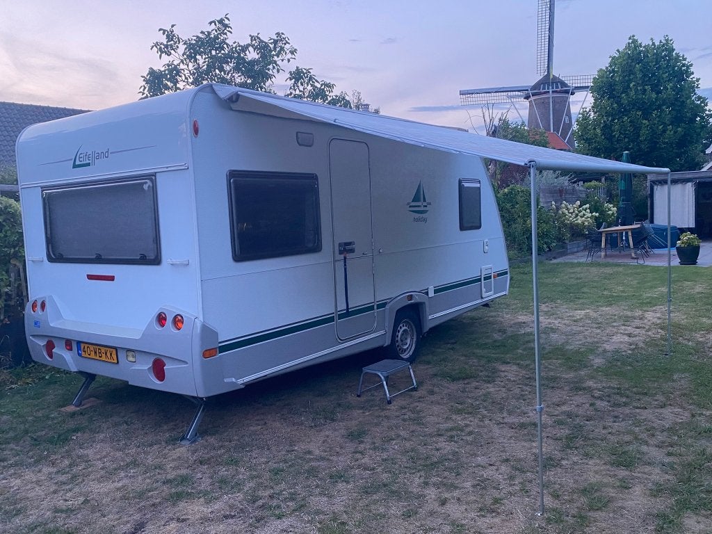 Eifelland Holiday Caravan met Mover en veel bergruimte, Caravans en Kamperen, Caravans, Mover, Hefbed, Rondzit, 750 - 1000 kg