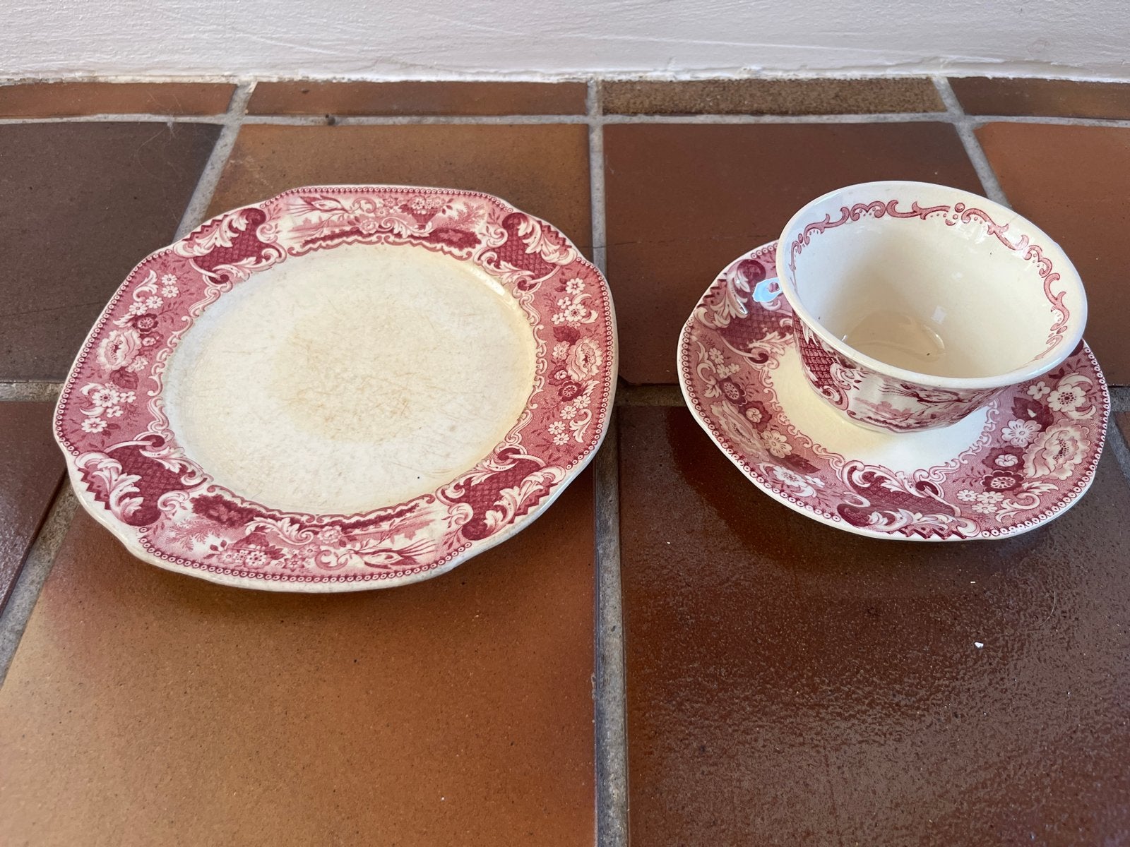 Antiek ontbijtsetje - Société Céramique Victoria rood, Antiek en Kunst, Antiek | Servies los, Ophalen