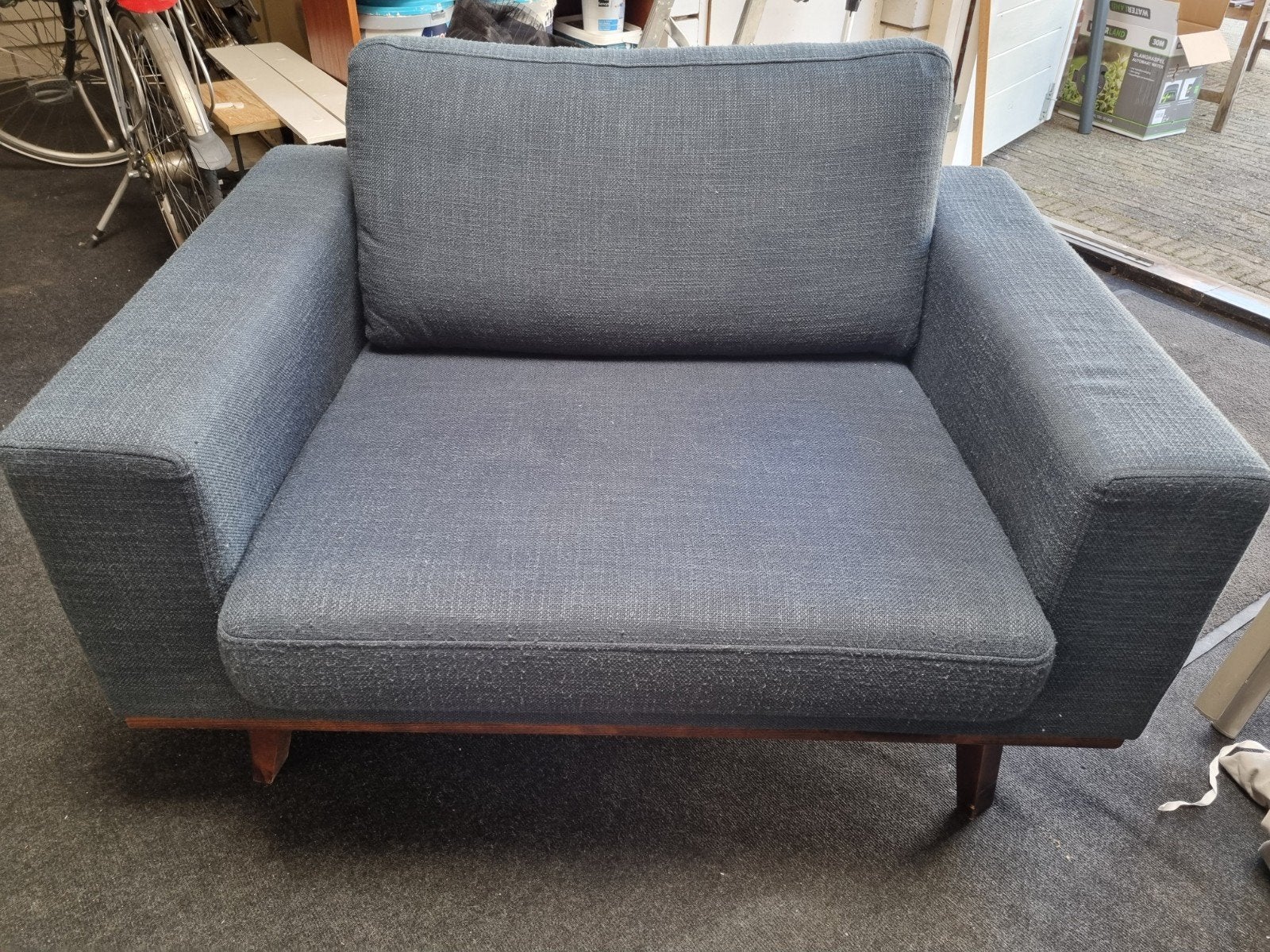 Loveseat donkerblauw Wehkamp met donkerbruine houten poten, Ophalen, Gebruikt, Tweepersoons, 75 tot 100 cm