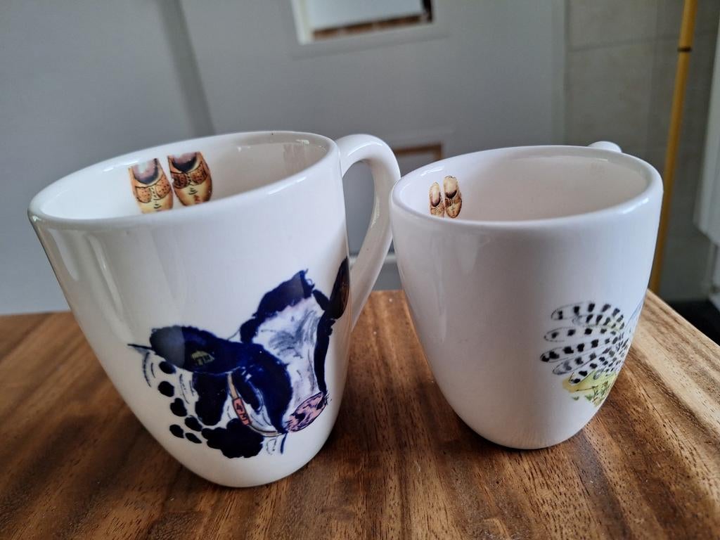 Set van Alie Kruse Kolk mokken met koe en kip. Landleven., Ophalen of Verzenden, Zo goed als nieuw, Overige stijlen, Kop(pen) en/of Schotel(s)