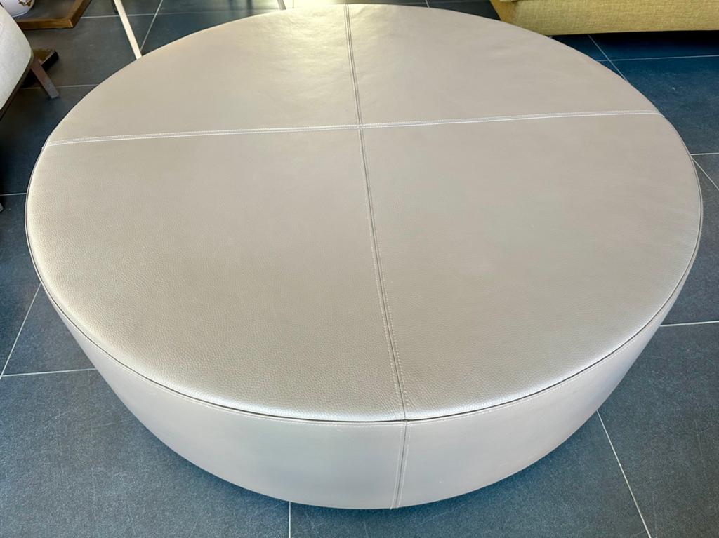 Salontafel poef Ottoman in Taupe leer, Ophalen, Rond, 100 tot 125 cm, Zo goed als nieuw