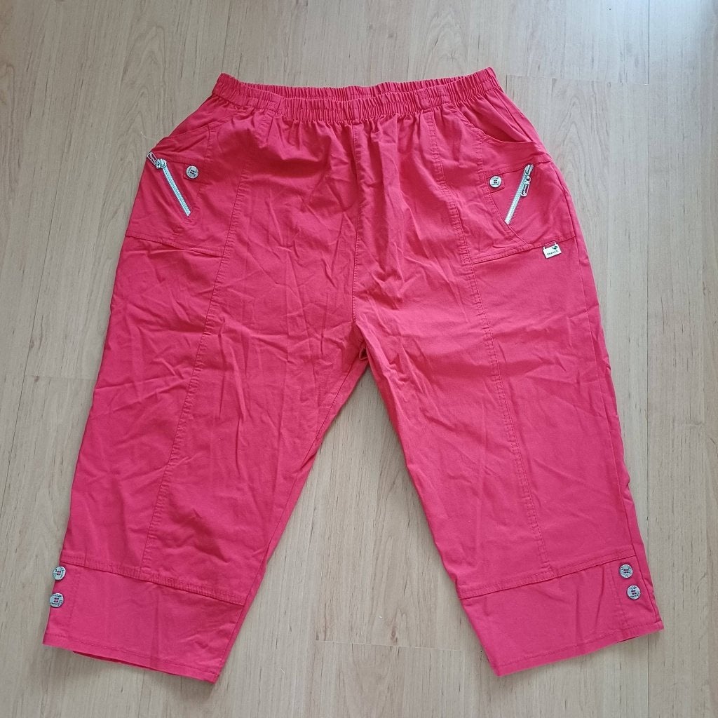 Rode Cherry Berry capri maat 52 (T9), Cherry Berry, Ophalen of Verzenden, Zo goed als nieuw, Broek of Spijkerbroek