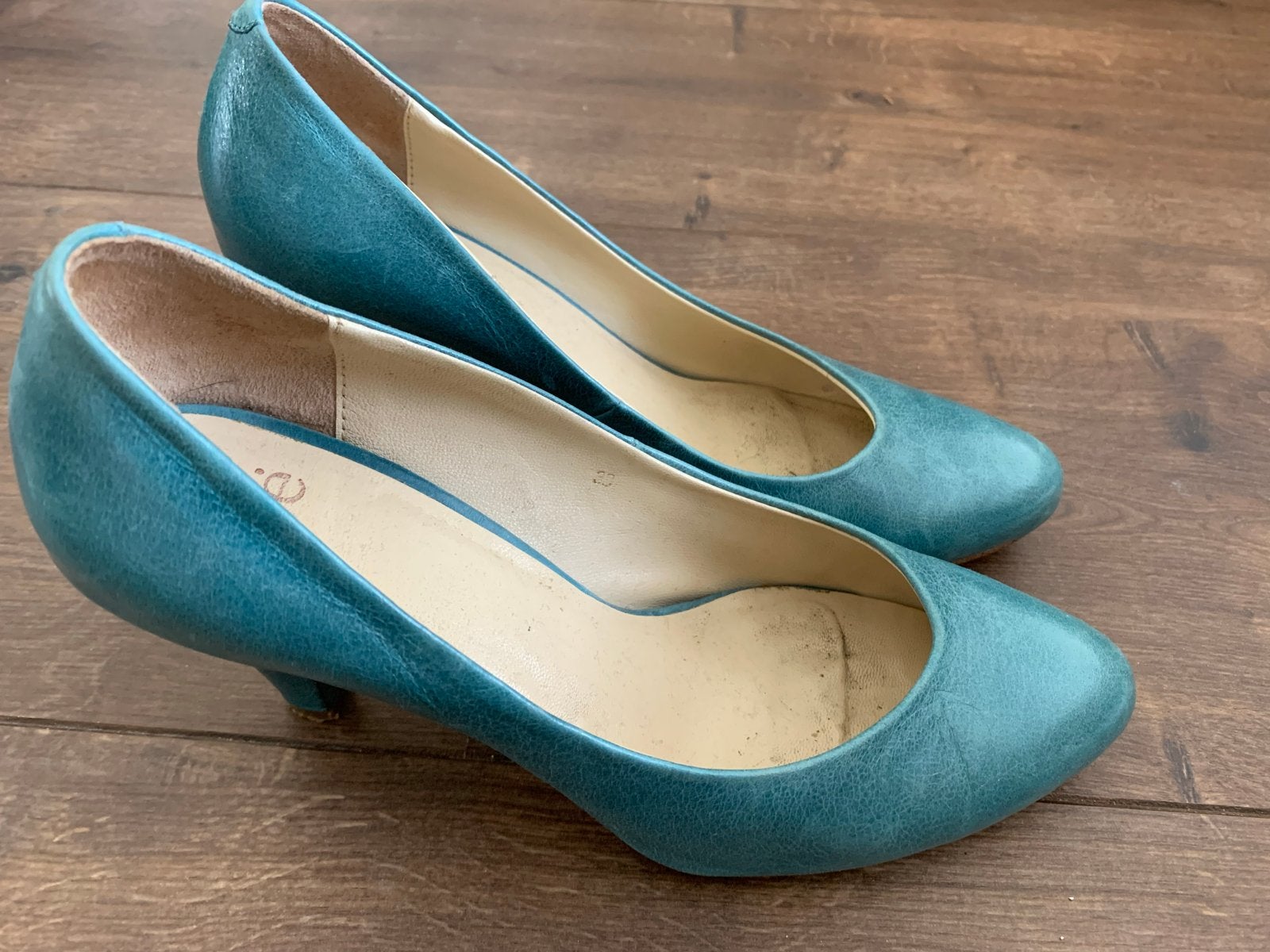 Noë pumps in turquoise leer, Kleding | Dames, Schoenen, Pumps, Blauw, Ophalen of Verzenden, Gedragen