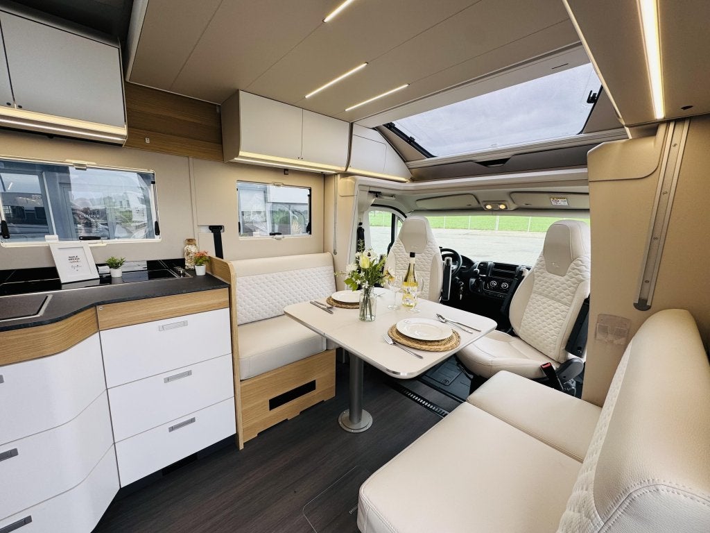 Foto 14 van Adria Matrix Plus 670 DL Automaat Lithium Airco Omvormer