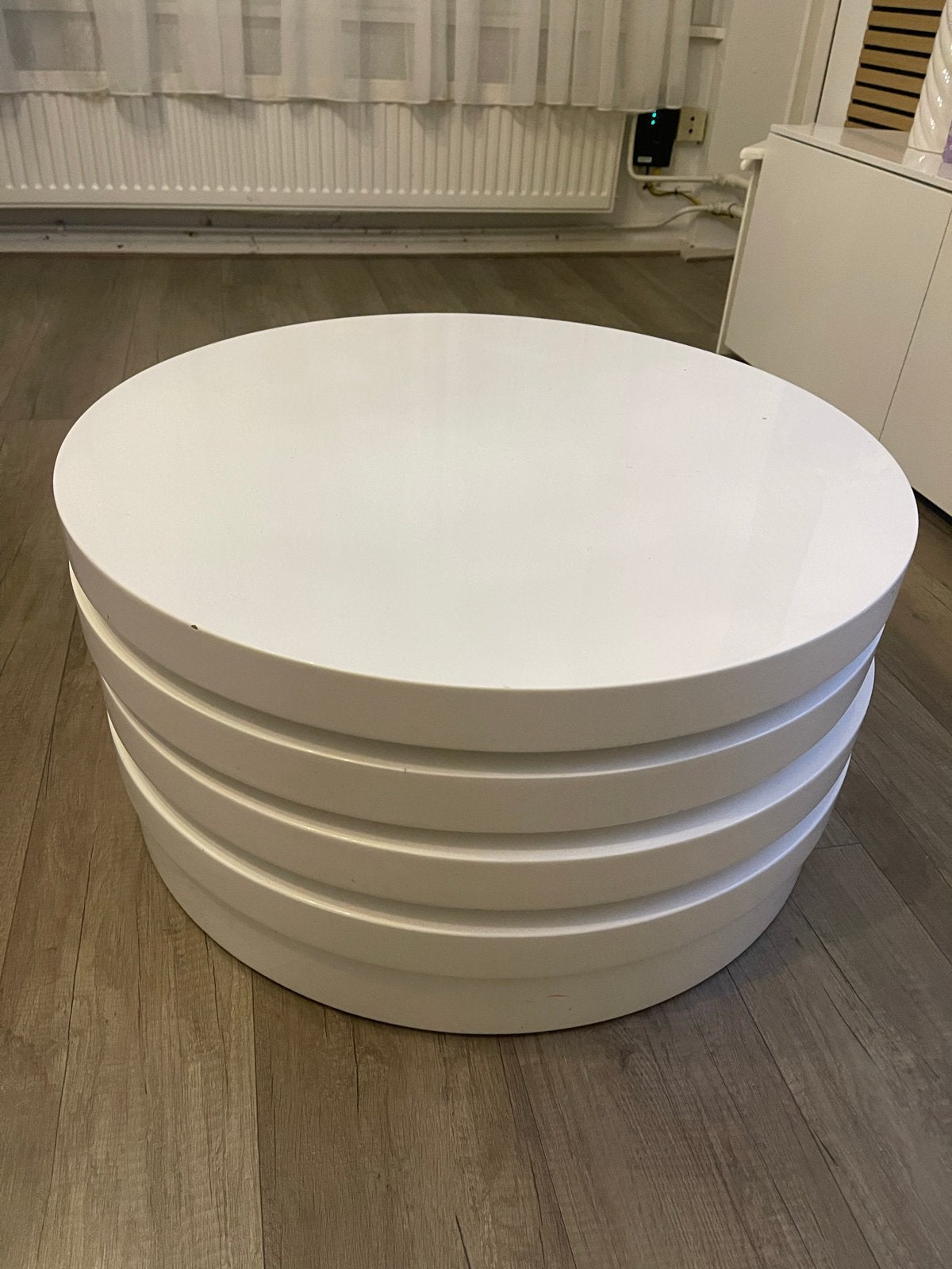 Witte ronde salontafel met draaibare bladen, Huis en Inrichting, 50 – 75, Kunststof, Gebruikt, Rond