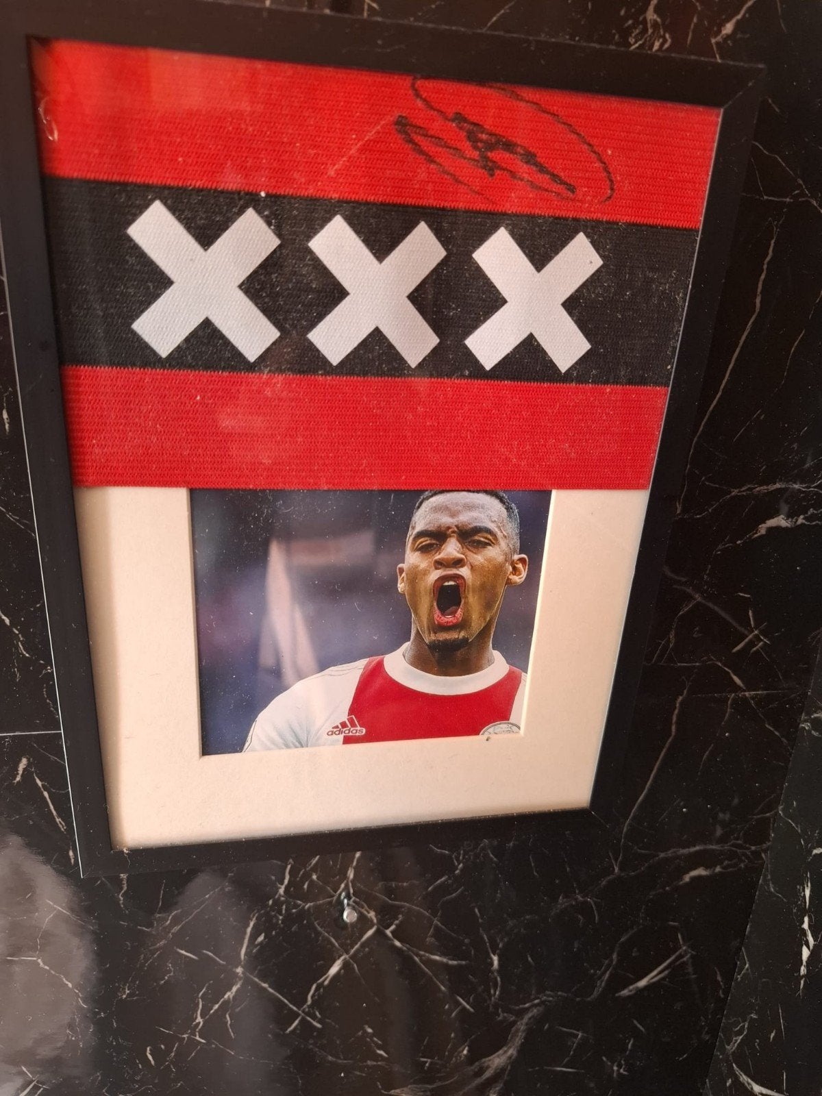 Gesigneerde aanvoerdersband Gravenberch + videobewijs, Ophalen of Verzenden, Zo goed als nieuw, Ajax, Overige typen