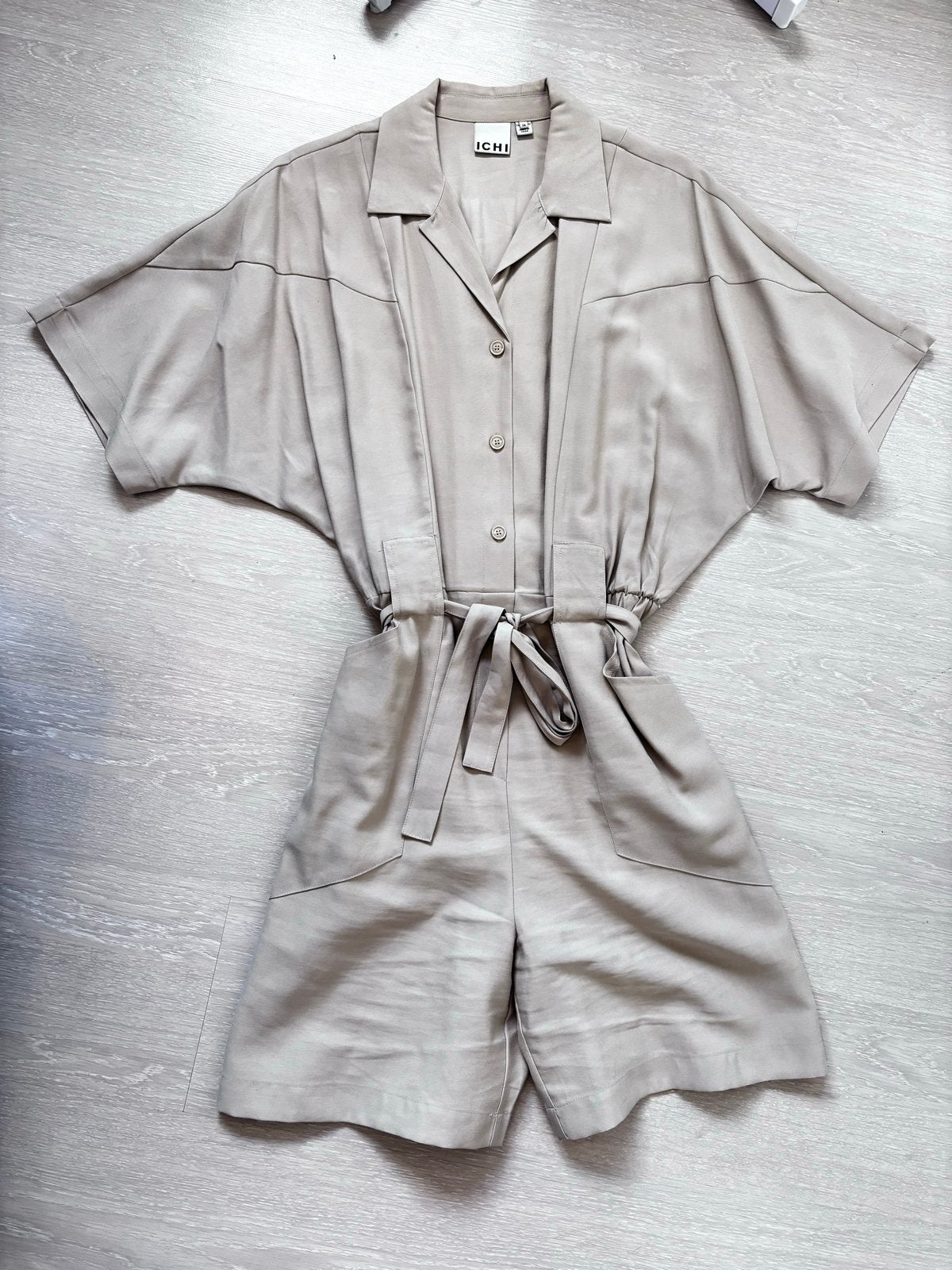 Ichi jumpsuit met korte mouwen en strikceintuur, Kleding | Dames, Jumpsuits, Ophalen of Verzenden, Zo goed als nieuw, Maat 38/40 (M)