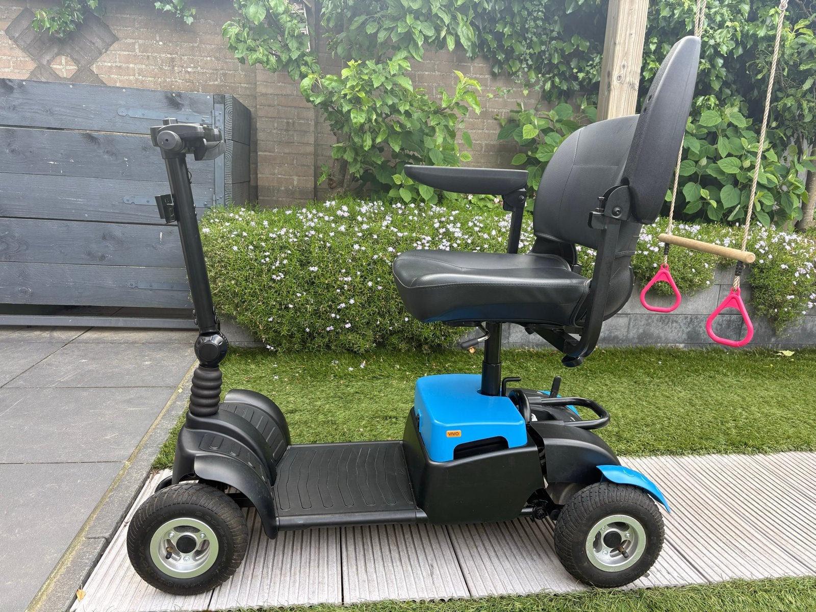 Vivo scootmobiel mat zwart/blauw, Diversen, 10 km/u of minder, 16 t/m 25 km, Zo goed als nieuw, Ophalen