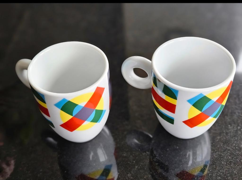 Illy espresso mokken - set van 2, Huis en Inrichting, Keuken | Servies, Ophalen of Verzenden, Keramiek, Overige stijlen, Kop(pen) en/of Schotel(s)
