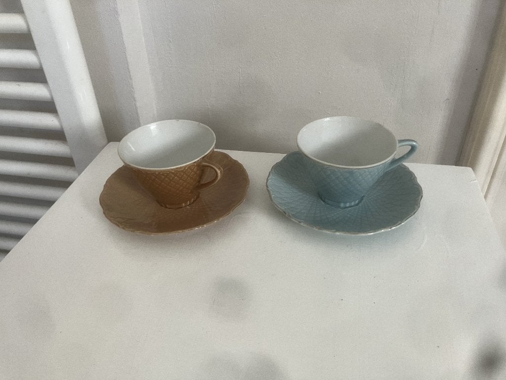 Twee leuke kop en schotels - licht blauw en caramel bruin, Keramiek, Ophalen of Verzenden, Zo goed als nieuw, Overige stijlen