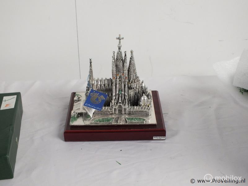 Online Veiling: Decoratie Sagrada Familia basiliek, Huis en Inrichting, Nieuw
