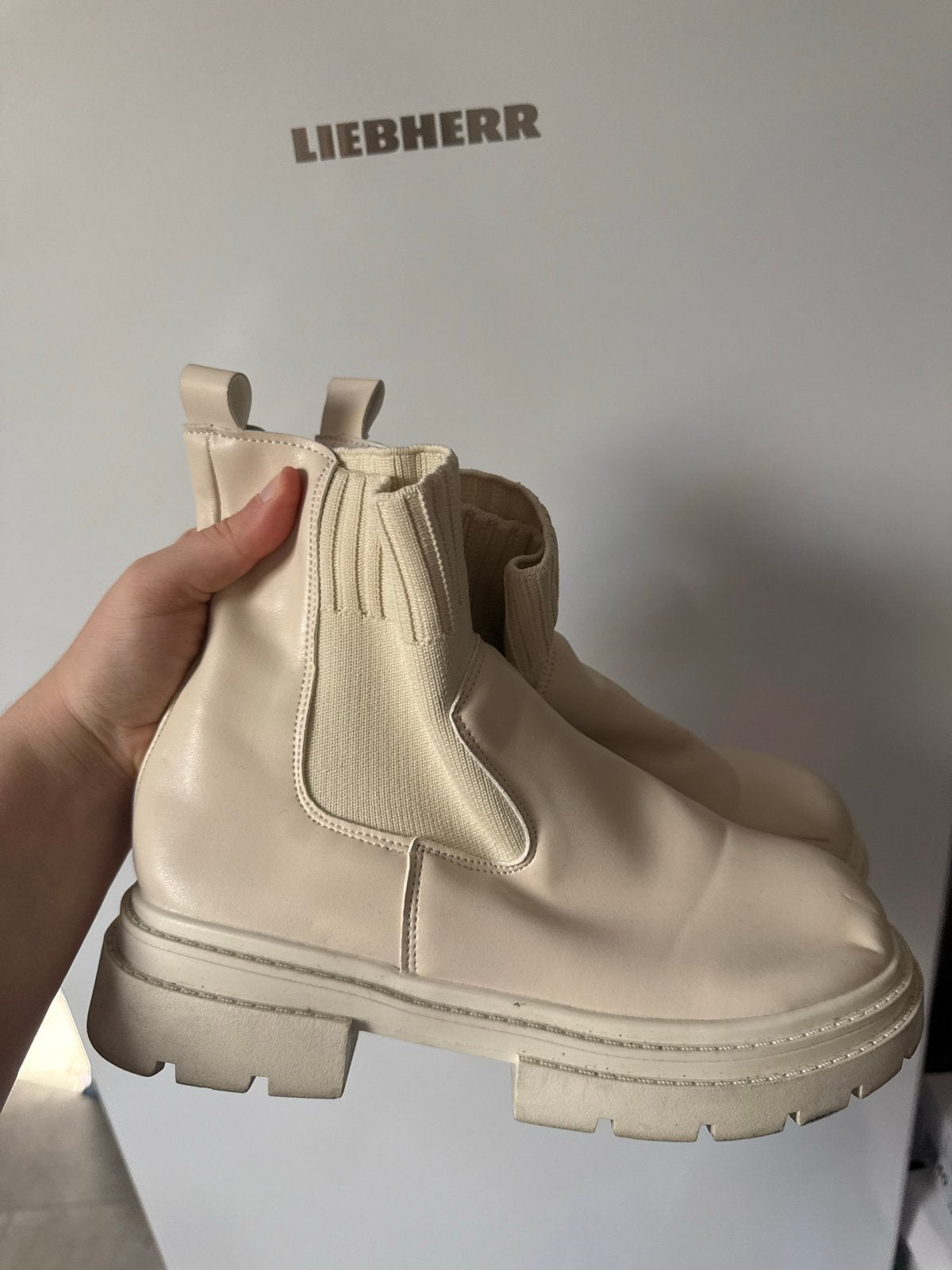 Crèmekleurige Chelsea boots met grove zool, Ophalen of Verzenden, Gedragen, Beige, Lage of Enkellaarzen