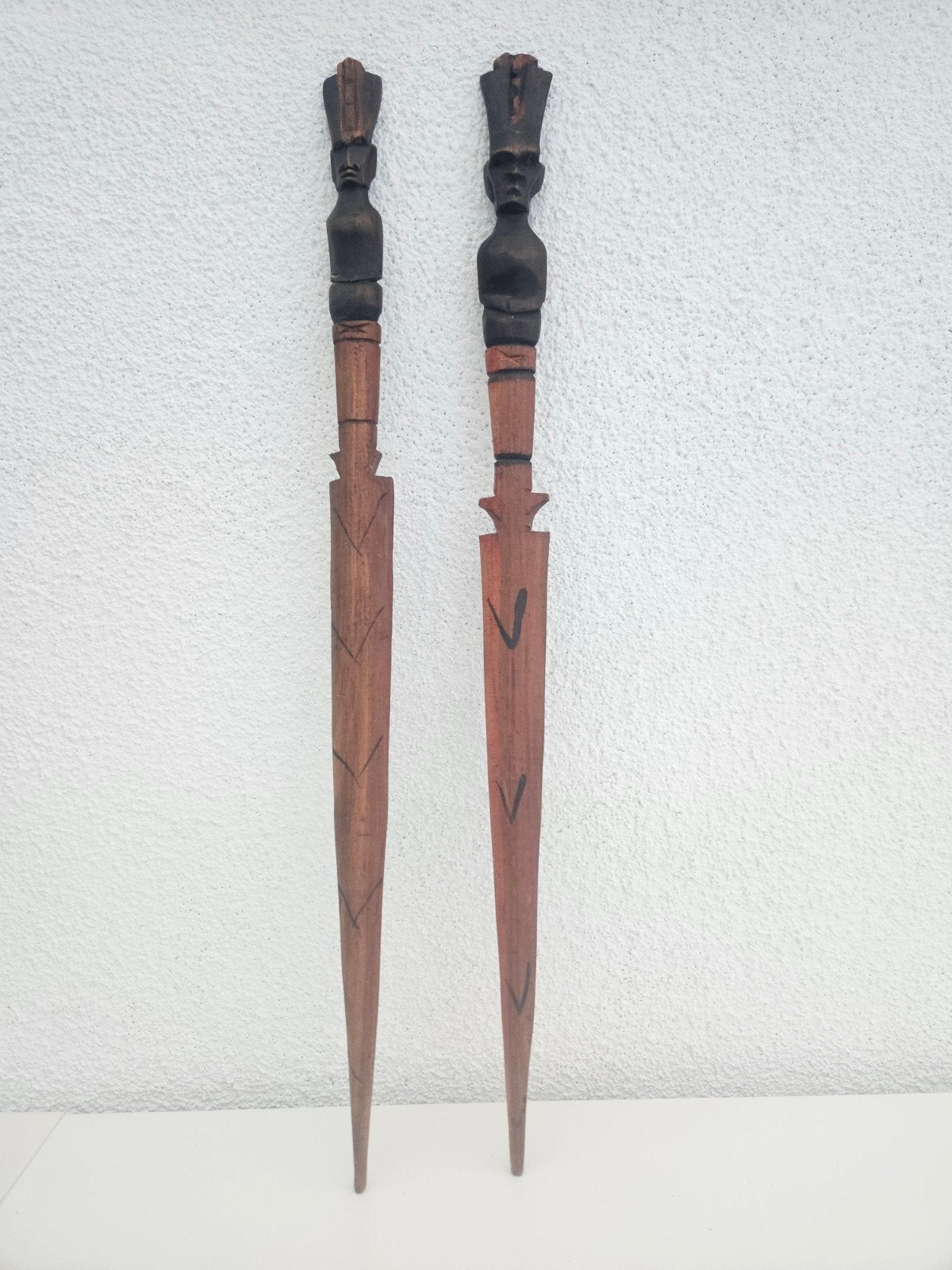 2 houten souvenir-speren, Ophalen